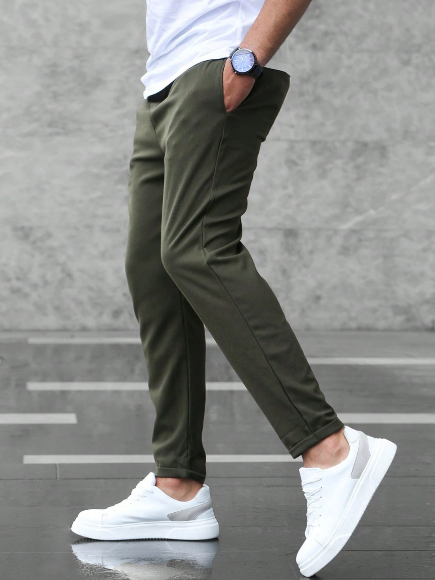 "Pantaloni uomo stretch lusso in tessuto elastico, design moderno con lunghezza affusolata, perfetti per ogni occasione."