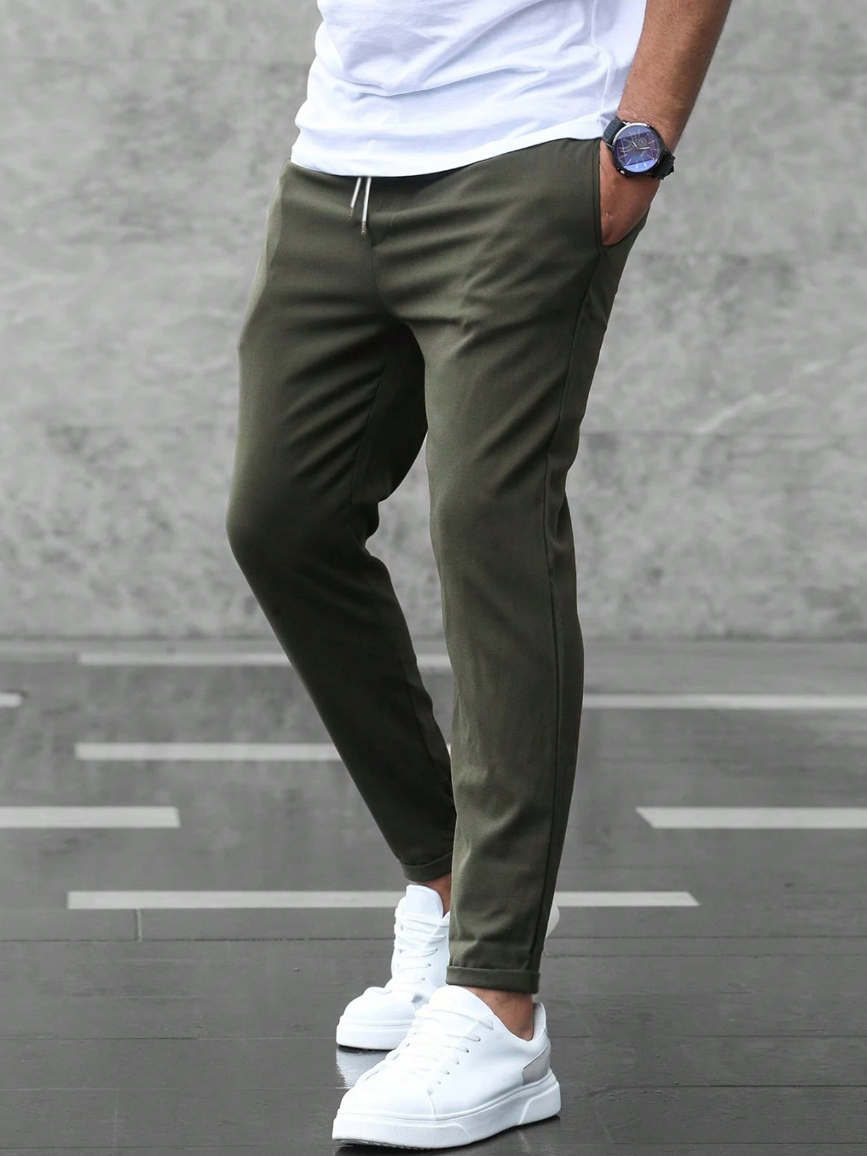 "Pantaloni uomo stretch lusso in tessuto elastico, design moderno con lunghezza affusolata, perfetti per ogni occasione."