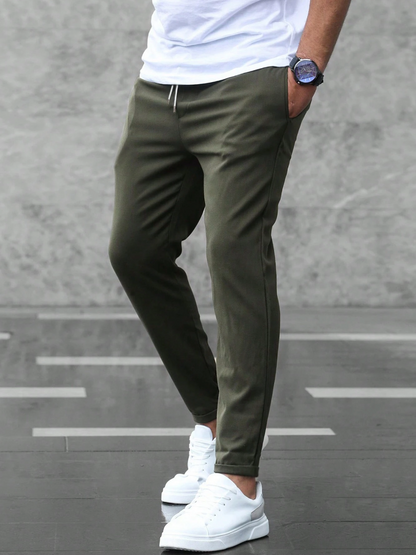 "Pantaloni uomo stretch lusso in tessuto elastico, design moderno con lunghezza affusolata, perfetti per ogni occasione."