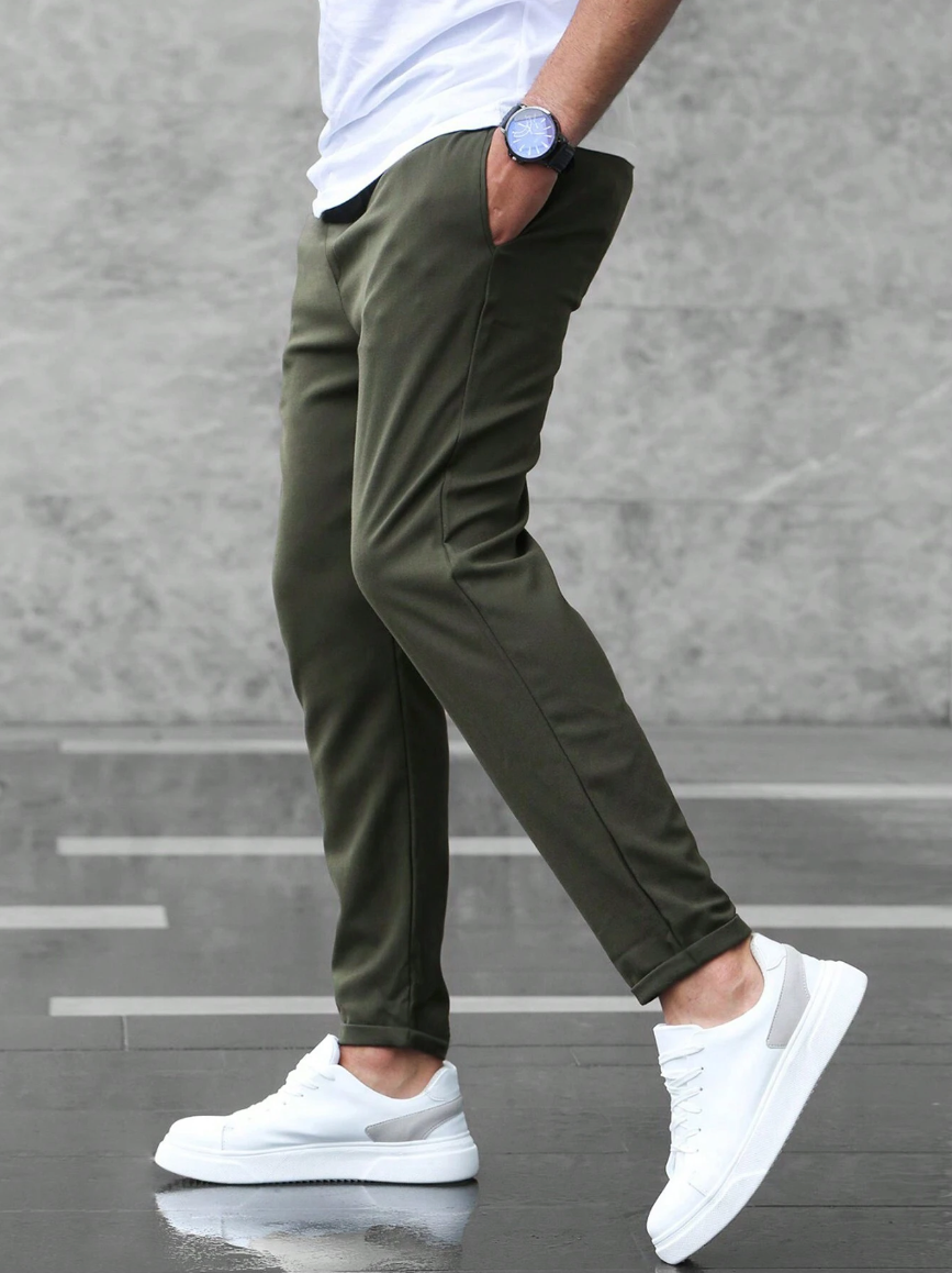 "Pantaloni uomo stretch lusso in tessuto elastico, design moderno con lunghezza affusolata, perfetti per ogni occasione."