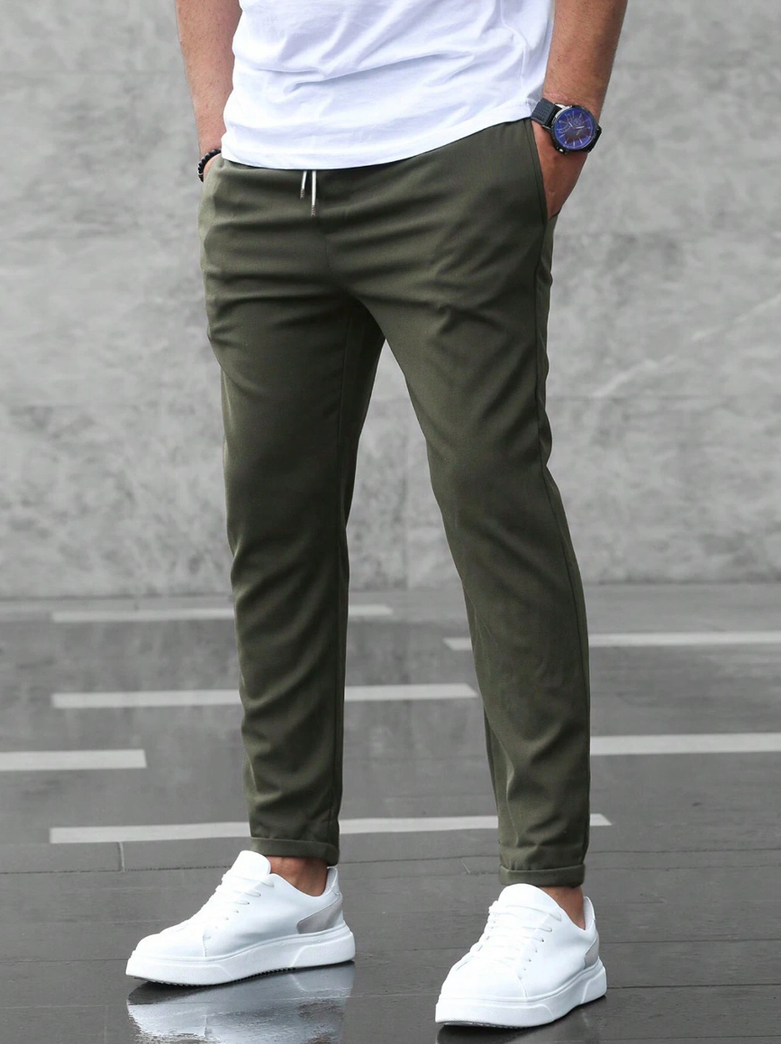 "Pantaloni uomo stretch lusso in tessuto elastico, design moderno con lunghezza affusolata, perfetti per ogni occasione."