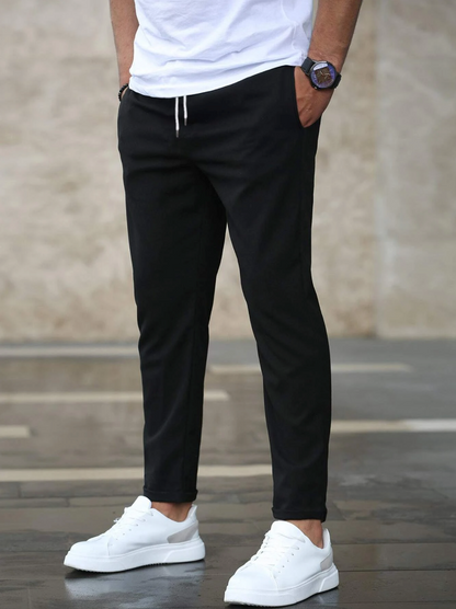 "Pantaloni uomo stretch lusso in tessuto elastico, design moderno con lunghezza affusolata, perfetti per ogni occasione."