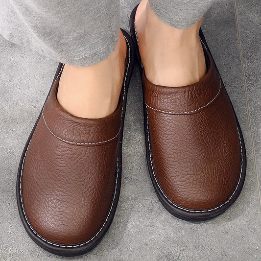 Pantofole in pelle eleganti uomo-donna, marroni, con cuciture raffinate e suola resistente. Design ergonomico per massimo com