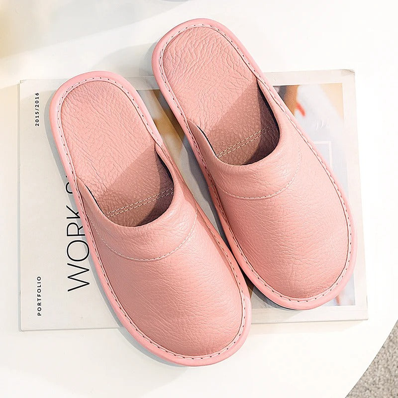 Pantofole in pelle eleganti uomo-donna, marroni, con cuciture raffinate e suola resistente. Design ergonomico per massimo com