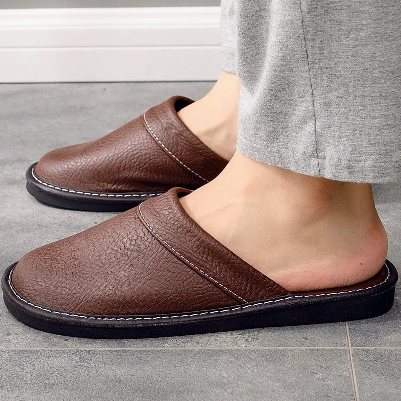 Pantofole in pelle eleganti uomo-donna, marroni, con cuciture raffinate e suola resistente. Design ergonomico per massimo com