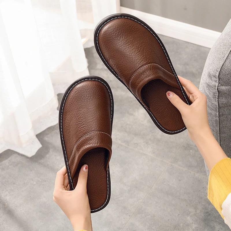 Pantofole in pelle eleganti uomo-donna, marroni, con cuciture raffinate e suola resistente. Design ergonomico per massimo com