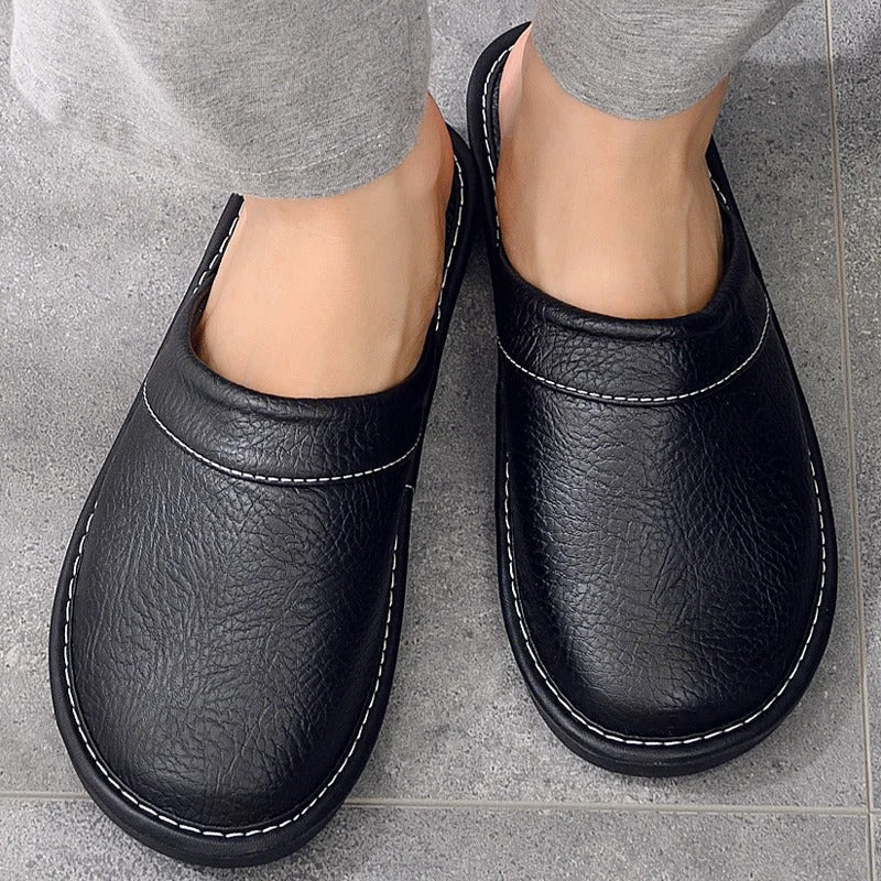 Pantofole in pelle eleganti uomo-donna, marroni, con cuciture raffinate e suola resistente. Design ergonomico per massimo com