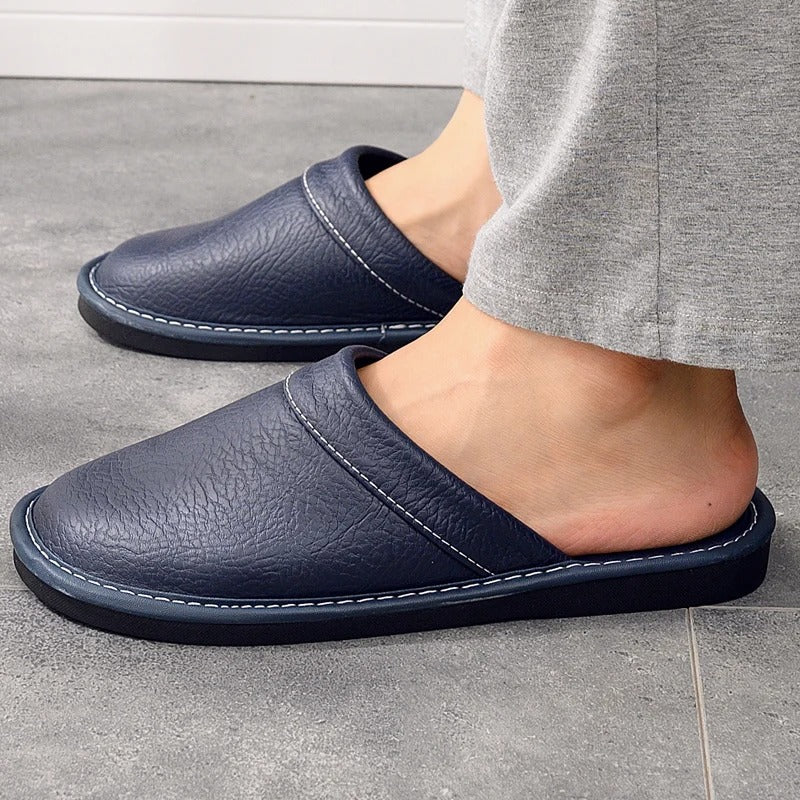 Pantofole in pelle eleganti uomo-donna, marroni, con cuciture raffinate e suola resistente. Design ergonomico per massimo com