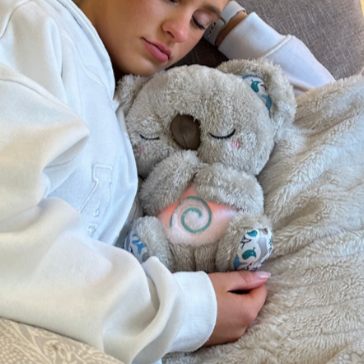 "Peluche morbido con luce tenue e suoni rilassanti, ideale per il sonno dei bambini, disponibile in varianti adorabili."