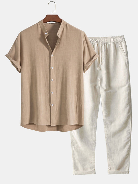 Polo beige di lino con pantaloni slim-fit, look elegante e moderno per uomo, abbigliamento estivo traspirante e chic.