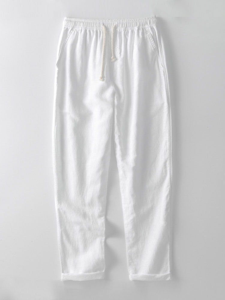 Polo beige di lino con pantaloni slim-fit, look elegante e moderno per uomo, abbigliamento estivo traspirante e chic.