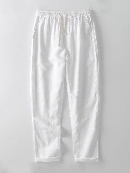 Polo beige di lino con pantaloni slim-fit, look elegante e moderno per uomo, abbigliamento estivo traspirante e chic.