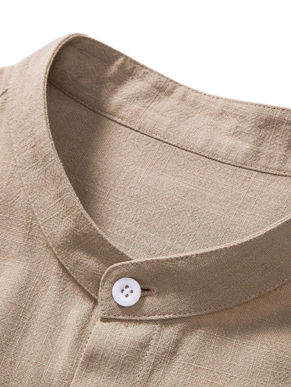 Polo beige di lino con pantaloni slim-fit, look elegante e moderno per uomo, abbigliamento estivo traspirante e chic.