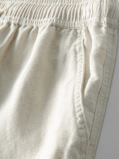 Polo beige di lino con pantaloni slim-fit, look elegante e moderno per uomo, abbigliamento estivo traspirante e chic.