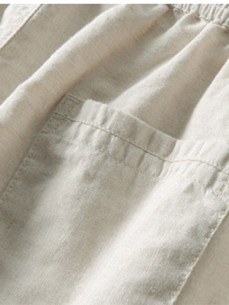 Polo beige di lino con pantaloni slim-fit, look elegante e moderno per uomo, abbigliamento estivo traspirante e chic.