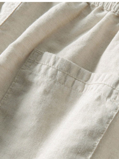 Polo beige di lino con pantaloni slim-fit, look elegante e moderno per uomo, abbigliamento estivo traspirante e chic.