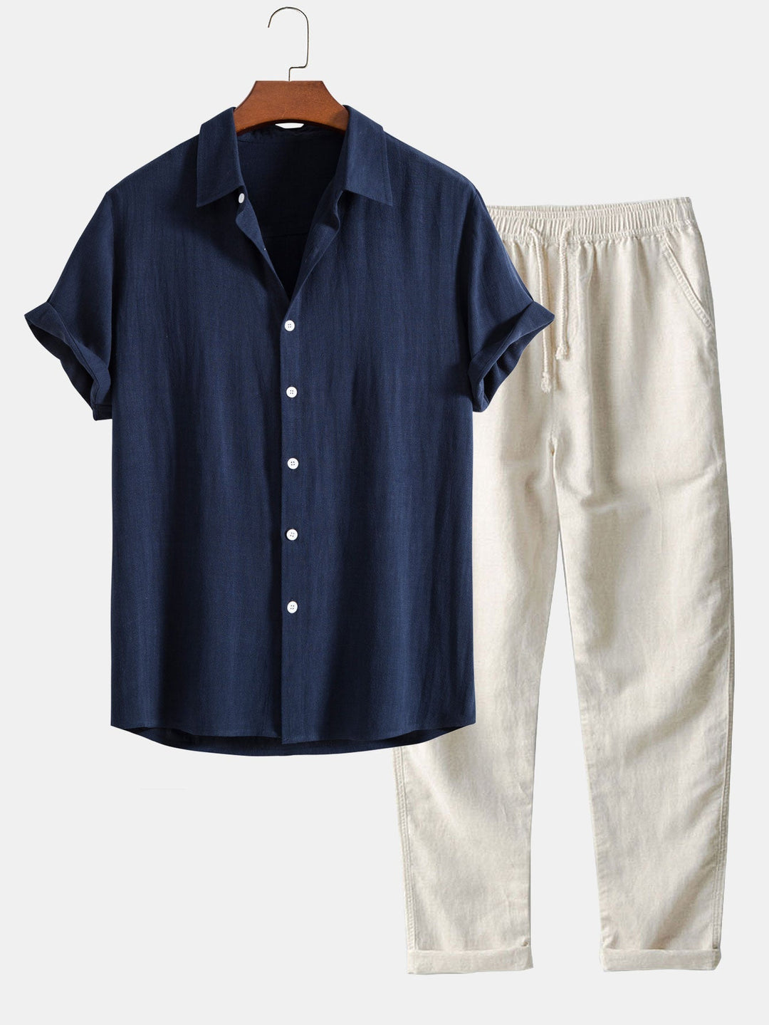 Polo beige di lino con pantaloni slim-fit, look elegante e moderno per uomo, abbigliamento estivo traspirante e chic.