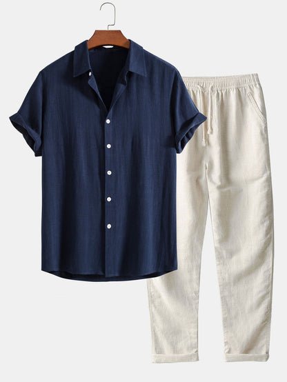 Polo beige di lino con pantaloni slim-fit, look elegante e moderno per uomo, abbigliamento estivo traspirante e chic.