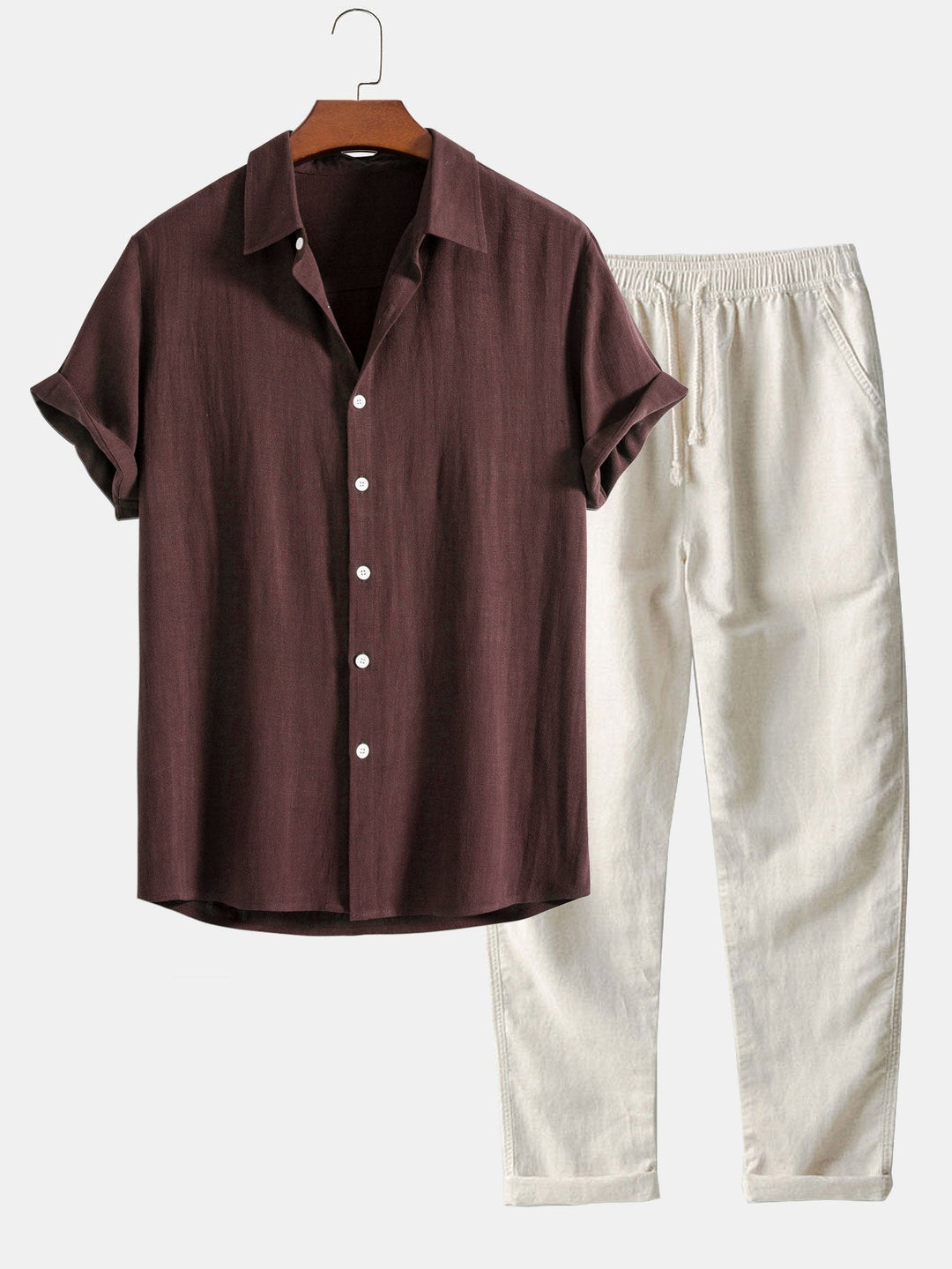 Polo beige di lino con pantaloni slim-fit, look elegante e moderno per uomo, abbigliamento estivo traspirante e chic.