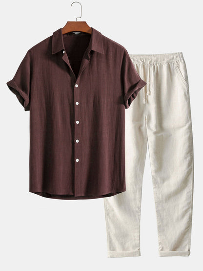 Polo beige di lino con pantaloni slim-fit, look elegante e moderno per uomo, abbigliamento estivo traspirante e chic.