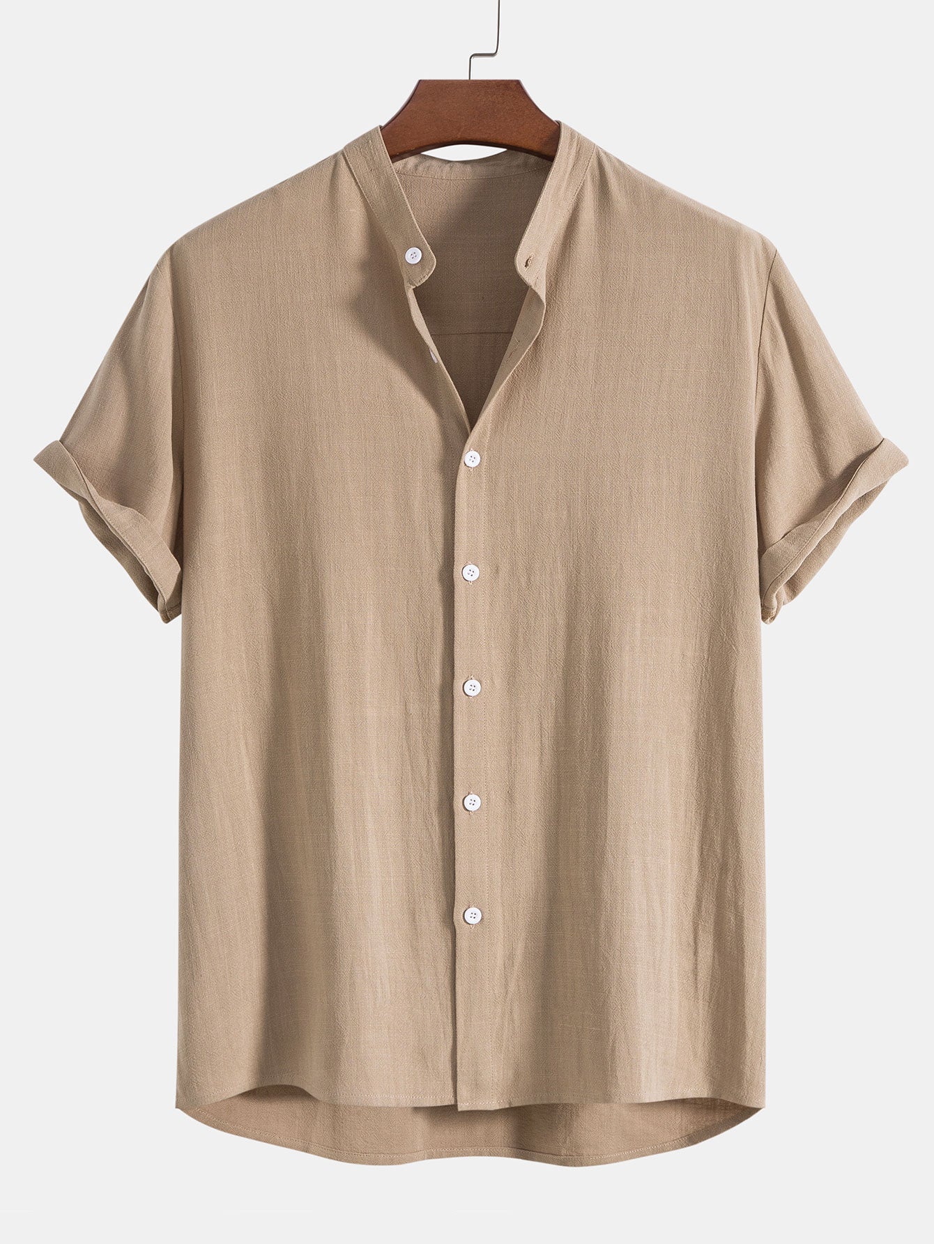 Polo beige di lino con pantaloni slim-fit, look elegante e moderno per uomo, abbigliamento estivo traspirante e chic.