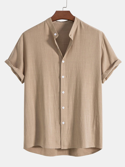 Polo beige di lino con pantaloni slim-fit, look elegante e moderno per uomo, abbigliamento estivo traspirante e chic.