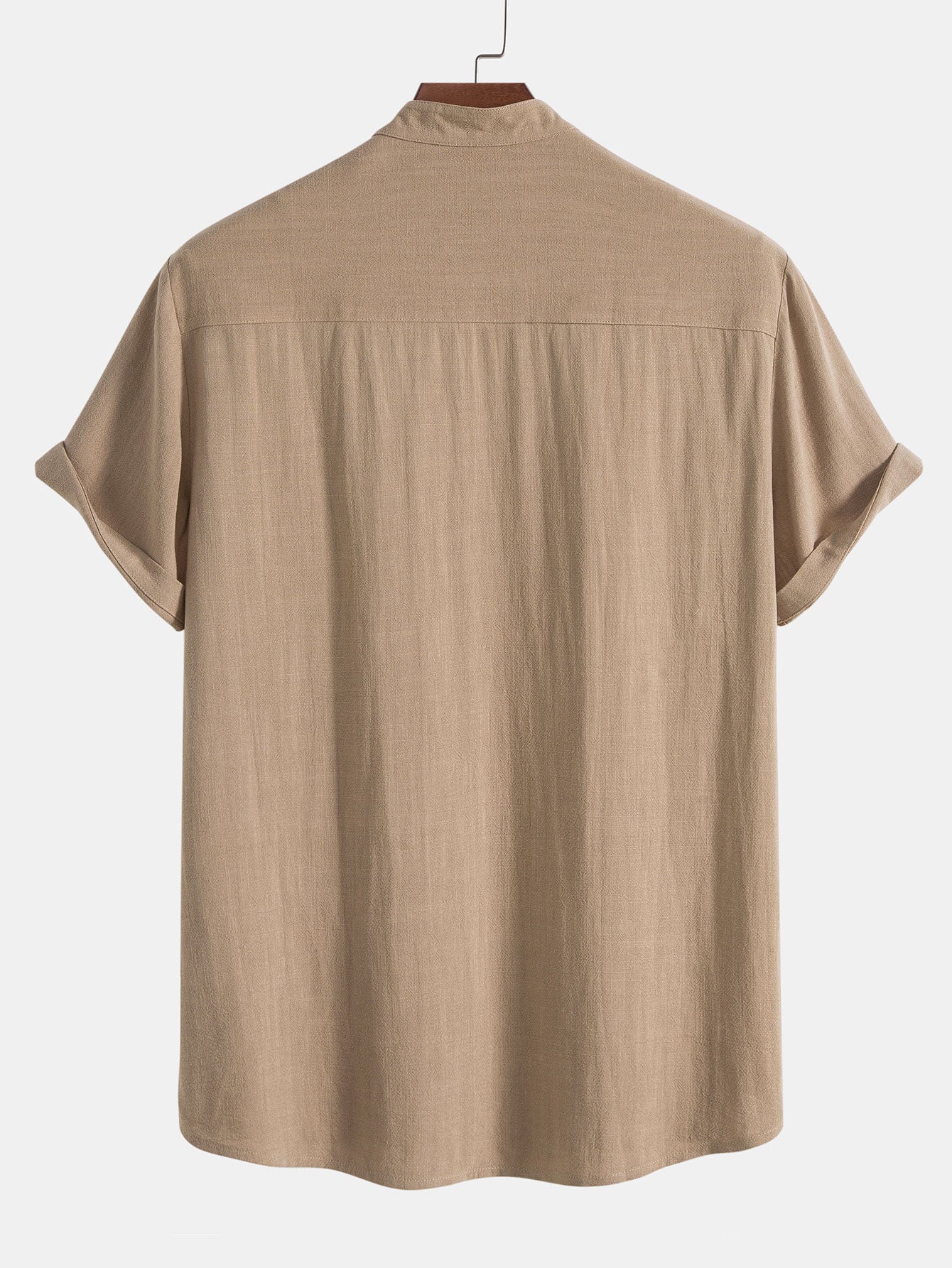 Polo beige di lino con pantaloni slim-fit, look elegante e moderno per uomo, abbigliamento estivo traspirante e chic.