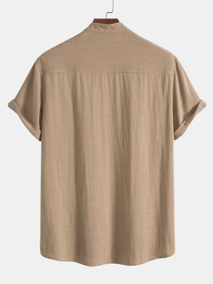 Polo beige di lino con pantaloni slim-fit, look elegante e moderno per uomo, abbigliamento estivo traspirante e chic.