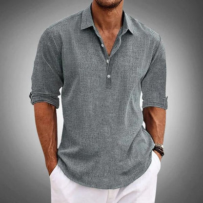 "Polo classica in lino uomo, manica corta, colore bianco, design elegante con colletto e bottoni, sfondo neutro."