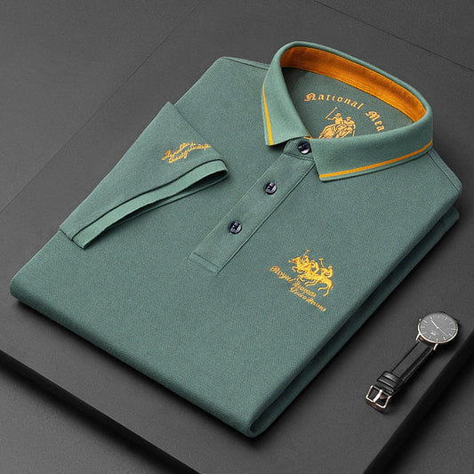 "Polo da uomo elegante, maniche corte, tessuto di lusso, colori vari, colletto a costine, bottoni frontali."