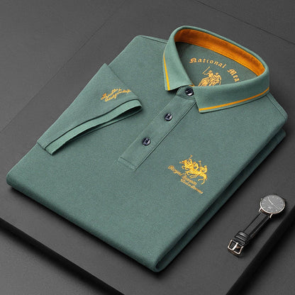 "Polo da uomo elegante, maniche corte, tessuto di lusso, colori vari, colletto a costine, bottoni frontali."