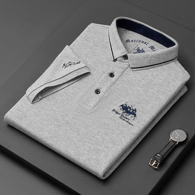 "Polo da uomo elegante, maniche corte, tessuto di lusso, colori vari, colletto a costine, bottoni frontali."