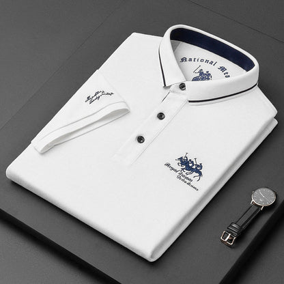 "Polo da uomo elegante, maniche corte, tessuto di lusso, colori vari, colletto a costine, bottoni frontali."