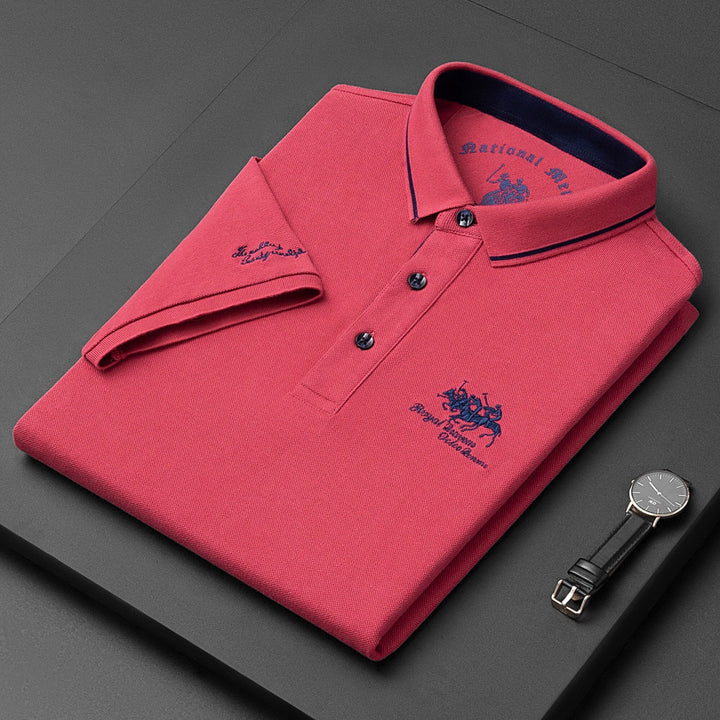 "Polo da uomo elegante, maniche corte, tessuto di lusso, colori vari, colletto a costine, bottoni frontali."