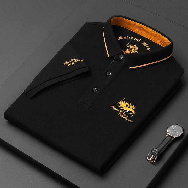 "Polo da uomo elegante, maniche corte, tessuto di lusso, colori vari, colletto a costine, bottoni frontali."
