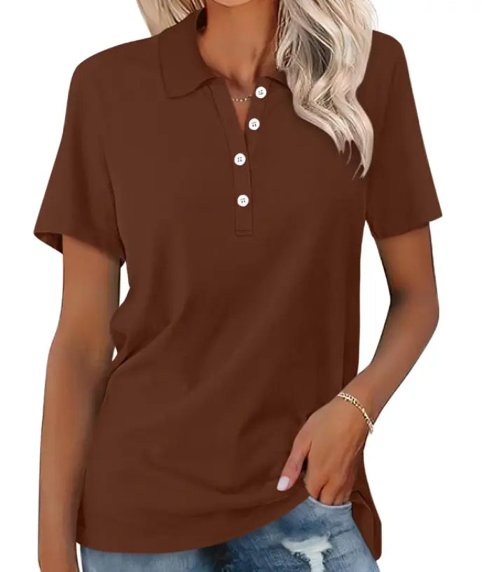 "Polo elegante donna estiva, vista frontale; tessuto leggero, colore vivace, ideale per look sofisticato e confortevole."