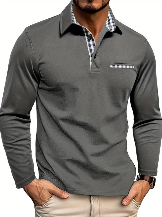 "Polo estiva uomo a maniche lunghe azzurra traspirante elegante con colletto classico su sfondo bianco."