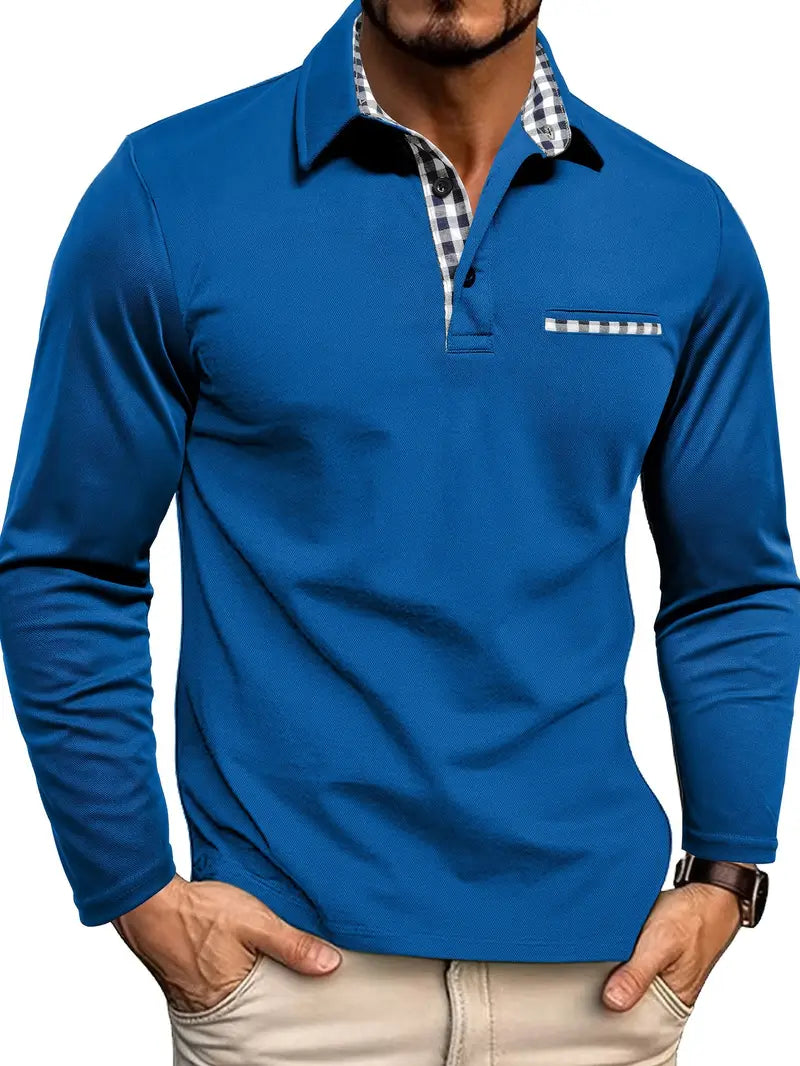 "Polo estiva uomo a maniche lunghe azzurra traspirante elegante con colletto classico su sfondo bianco."