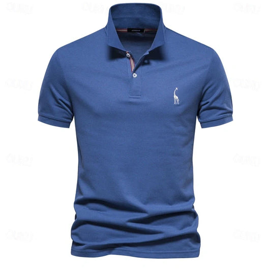 "Polo estiva uomo, tessuto leggero traspirante, disponibili in vari colori come beige e blu marino."