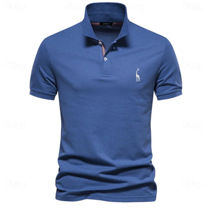 "Polo estiva uomo, tessuto leggero traspirante, disponibili in vari colori come beige e blu marino."