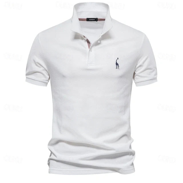 "Polo estiva uomo, tessuto leggero traspirante, disponibili in vari colori come beige e blu marino."