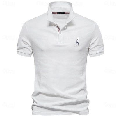"Polo estiva uomo, tessuto leggero traspirante, disponibili in vari colori come beige e blu marino."