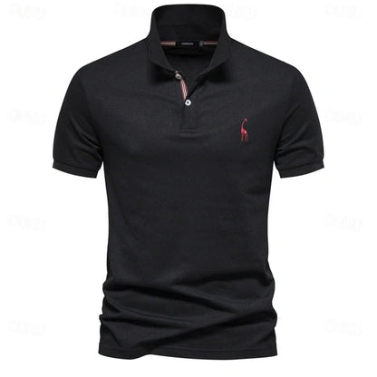 "Polo estiva uomo, tessuto leggero traspirante, disponibili in vari colori come beige e blu marino."