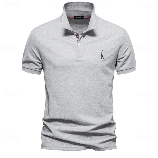 "Polo estiva uomo, tessuto leggero traspirante, disponibili in vari colori come beige e blu marino."
