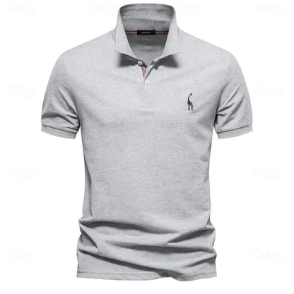"Polo estiva uomo, tessuto leggero traspirante, disponibili in vari colori come beige e blu marino."