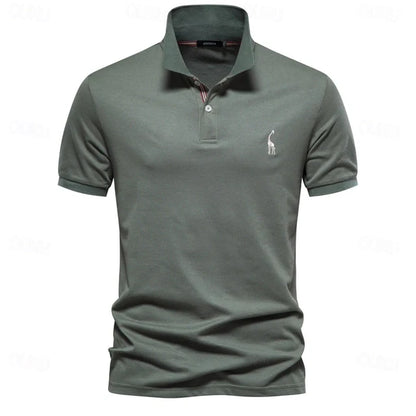 "Polo estiva uomo, tessuto leggero traspirante, disponibili in vari colori come beige e blu marino."