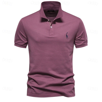 "Polo estiva uomo, tessuto leggero traspirante, disponibili in vari colori come beige e blu marino."