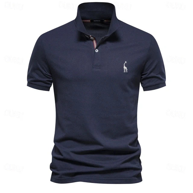 "Polo estiva uomo, tessuto leggero traspirante, disponibili in vari colori come beige e blu marino."