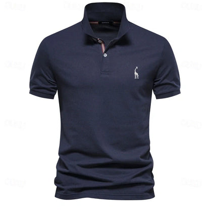 "Polo estiva uomo, tessuto leggero traspirante, disponibili in vari colori come beige e blu marino."