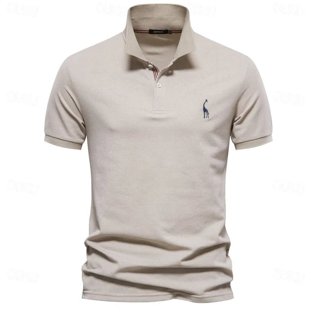 "Polo estiva uomo, tessuto leggero traspirante, disponibili in vari colori come beige e blu marino."
